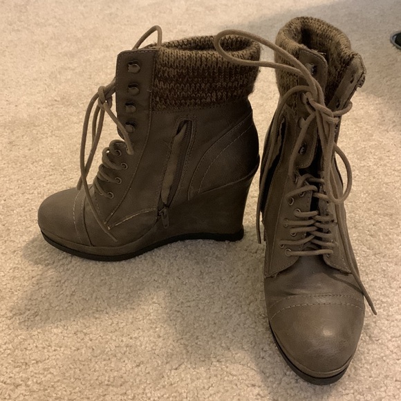 Gray lace up ankle booties - Picture 5 of 7